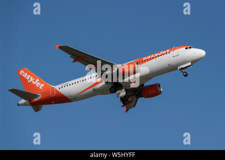 Eine Easyjet Airbus A320-200 startet vom Internationalen Flughafen Manchester (nur redaktionelle Nutzung) Stockfoto