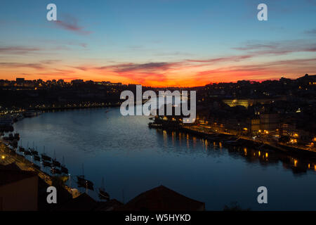 Douro Fluss und Ribeira in der Nacht Zeit, Porto, Portugal. Stockfoto