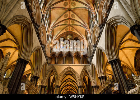 Gewölbte Decke mit Säulen und Bögen und Glasfenster des Mose vor dem Heiligtum der mittelalterlichen Kathedrale von Salisbury Salisbury England Stockfoto