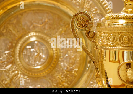 Detail der Die Herren Singles Trophäe und die Ladies' Singles Trophäe, die Venus Rosewater Dish. Die Meisterschaften in Wimbledon 2019. Stockfoto