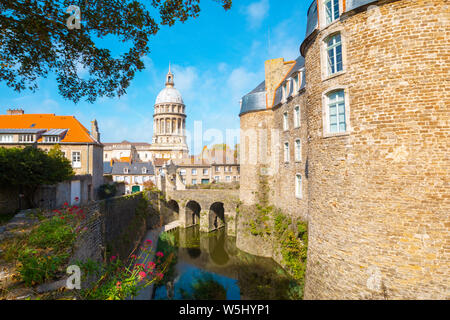 Innerhalb der befestigten Stadt Boulogne-sur-Mer, Schloss im Vordergrund, die Basilika Unserer Lieben Frau von der Unbefleckten Empfängnis im Hintergrund Stockfoto