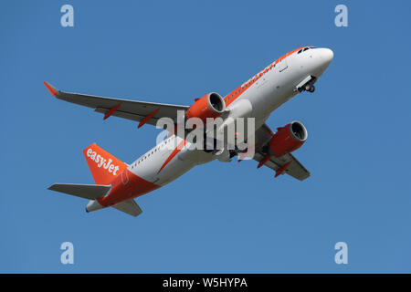 Eine Easyjet Airbus A320-200 startet vom Internationalen Flughafen Manchester (nur redaktionelle Nutzung) Stockfoto