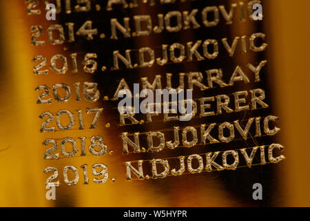 Detail Gravur der 2019 Sieger, Novak Djokovic, auf dem Herren Singles Trophäe an den Meisterschaften in Wimbledon. Stockfoto