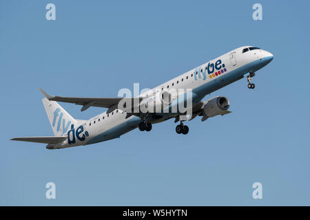 Eine Flybe ERJ-195 LR zieht aus Manchester International Airport (nur redaktionelle Nutzung) Stockfoto