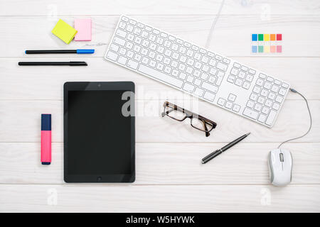 Arbeitsbereich mit Tastatur, Tablet- und Bürobedarf auf weiße Farbe Hintergrund. Ansicht von oben. Flach Stil. Mock up. Schreibtisch Stockfoto