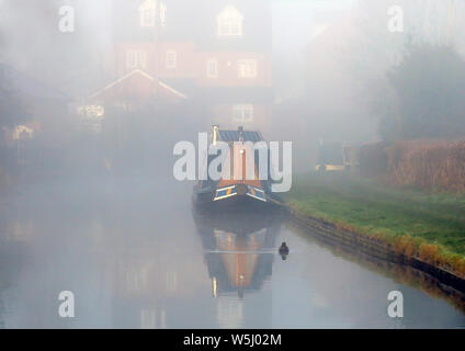 Misty am frühen Morgen auf den Trent und Mersey Canal eine britische Wasserwege Canal in der Nähe von Handsacre in Staffordshire, gedämpftes Licht Formen der Natur, so Stockfoto