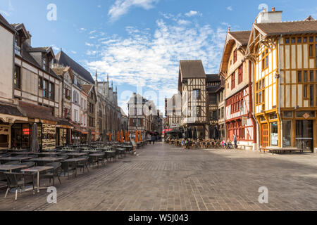 Mittelalterliche Häuser mit Restaurants am Place Alexandre Israel und der Rue Champeaux die Altstadt von Troyes, Champagne, Frankreich Stockfoto