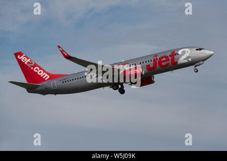 Ein Jet2 Boeing 737-800 zieht aus Manchester International Airport (nur redaktionelle Nutzung) Stockfoto