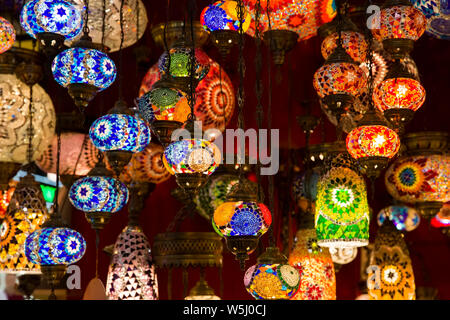 Türkische dekorative Lampen für den Verkauf auf dem großen Basar in Istanbul, Türkei Stockfoto