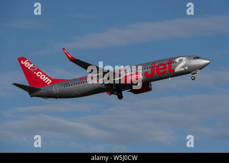 Ein Jet2 Boeing 737-800 zieht aus Manchester International Airport (nur redaktionelle Nutzung) Stockfoto