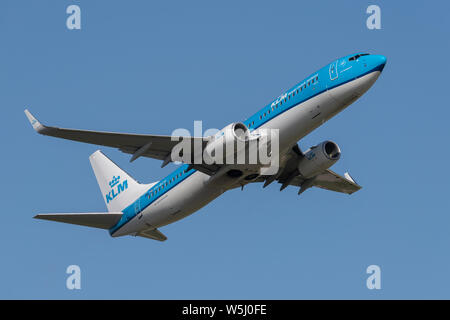 Ein KLM Boeing 737-800 zieht aus Manchester International Airport (nur redaktionelle Nutzung) Stockfoto