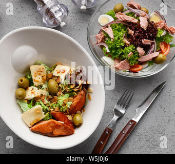 Gesunde Salate in ungewöhnlichen Näpfe für Mittagessen, Nahaufnahme Stockfoto