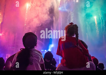 Orlando, Florida. Juli 13, 2019 kleine Mädchen beobachten Feuerwerk und Wasserstrahlen show in Seaworld Stockfoto