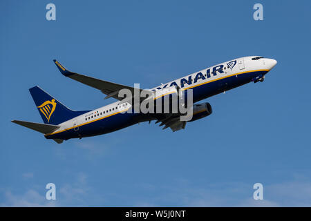 Eine Ryanair Boeing 737-800 zieht aus Manchester International Airport (nur redaktionelle Nutzung) Stockfoto