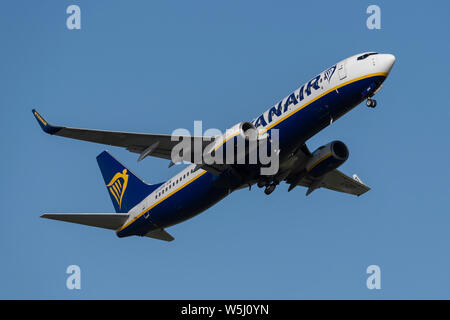 Eine Ryanair Boeing 737-800 zieht aus Manchester International Airport (nur redaktionelle Nutzung) Stockfoto