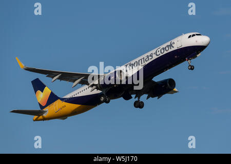 Ein Thomas Cook Airlines Airbus A 321-200 zieht aus Manchester International Airport (nur redaktionelle Nutzung) Stockfoto