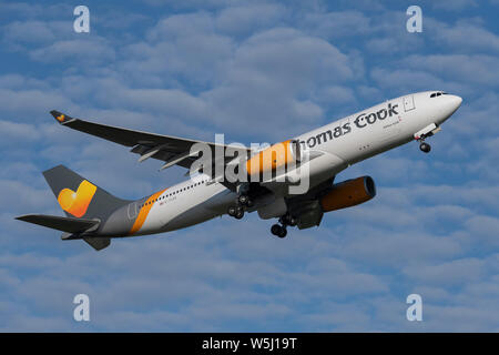 Ein Thomas Cook Airlines Airbus A330-200 startet vom Internationalen Flughafen Manchester (nur redaktionelle Nutzung) Stockfoto