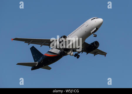 Ein Titan Airways Airbus A320-200 startet vom Internationalen Flughafen Manchester (nur redaktionelle Nutzung) Stockfoto