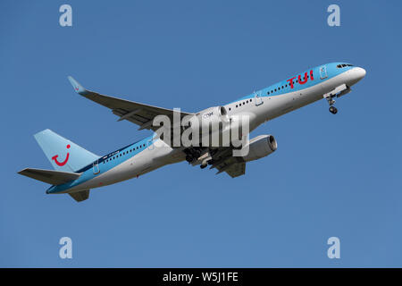 Der TUI-Airways Boeing757-200 zieht aus Manchester International Airport (nur redaktionelle Nutzung) Stockfoto