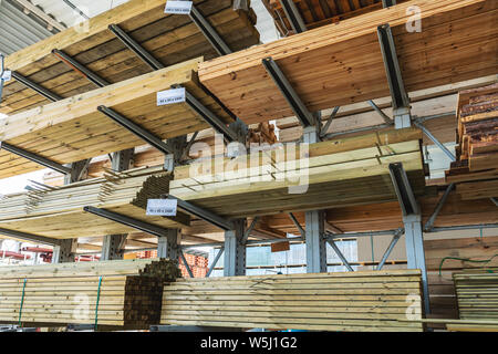 Regale mit Holzbrettern an Baumaterial store Stockfoto