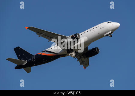 Ein Titan Airways Airbus A320-200 startet vom Internationalen Flughafen Manchester (nur redaktionelle Nutzung) Stockfoto