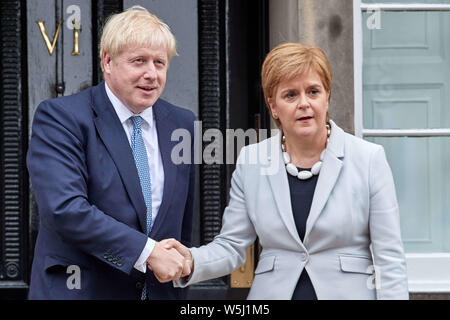 Edinburgh, Schottland. UK. Vom 29. Juli 2019. Der britische Premierminister Boris Johnson und Erster Minister von Schottland Nicola Sturgeon außerhalb Bute House, Edinburgh Credit: Andrew Eaton/Alamy leben Nachrichten Stockfoto