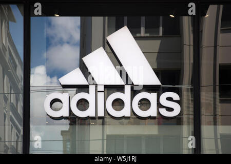 Detail der Adidas store in Istanbul, Türkei. Stockfoto