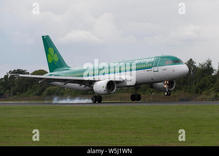 Eine Aer Lingus Airbus A320-200 landet an der Manchester International Airport (nur redaktionelle Nutzung) Stockfoto