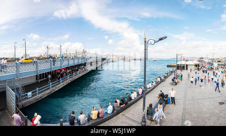 ISTANBUL, Türkei - 21. JUNI 2019: Nicht identifizierte Personen im Galata Brücke in Istanbul, Türkei. Galata Bridge ist die fünfte Brücke an diesem Ort und war Comp Stockfoto