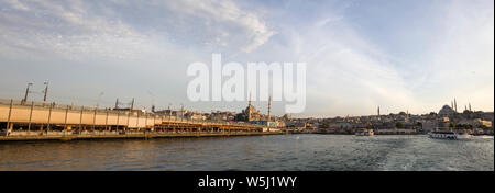 ISTANBUL, Türkei - 21. JUNI 2019: Nicht identifizierte Personen im Galata Brücke in Istanbul, Türkei. Galata Bridge ist die fünfte Brücke an diesem Ort und war Comp Stockfoto