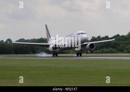 Ein Air France Airbus A320-200 landet an der Manchester International Airport (nur redaktionelle Nutzung) Stockfoto