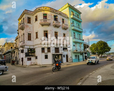 Havanna, Kuba - November 24, 2015: Unbekannter Menschen auf der Straße von Havanna, Kuba. Es ist Kuba Hauptstadt mit spanischer Kolonialarchitektur. Stockfoto