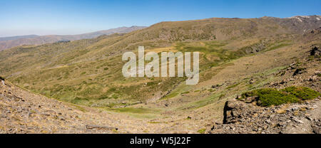 Sierra Nevada, Arroyo San Juan, Wasserstrahl in der Sommersaison. Bei 2500 m altutude, Granada, Andalusien, Spanien. Stockfoto