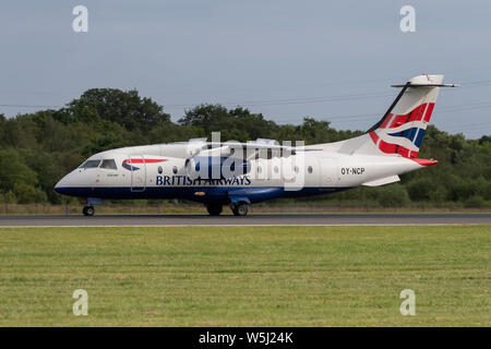 Einen British Airways Dornier 328-300 landet an der Manchester International Airport (nur redaktionelle Nutzung) Stockfoto