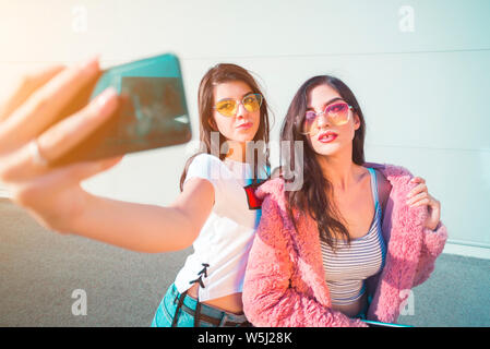 Zwei schöne junge Frauen, die ein selfie Stockfoto