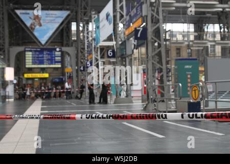 (190729) - Frankfurt, 29. Juli 2019 (Xinhua) - die örtliche Polizei block Teil der Frankfurter Hauptbahnhof in Frankfurt am Main, 29. Juli 2019. Ein 8-jähriger Junge wurde von einem fahrenden Zug getötet, nachdem er und seine Mutter, die angeblich von einem Mann auf die Gleise Montag Morgen am Frankfurter Hauptbahnhof gedrängt wurden. Die Mutter des Jungen war kaum in der Lage sich selbst zu retten und wurde ins Krankenhaus gebracht, die deutschen Medien Bild der lokalen Polizei zitiert. Der Verdächtige wurde nach in der Station gefangen wird verhaftet. (Xinhua / Shen Zhonghao) Stockfoto