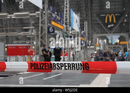 (190729) - Frankfurt, 29. Juli 2019 (Xinhua) - die örtliche Polizei block Teil der Frankfurter Hauptbahnhof in Frankfurt am Main, 29. Juli 2019. Ein 8-jähriger Junge wurde von einem fahrenden Zug getötet, nachdem er und seine Mutter, die angeblich von einem Mann auf die Gleise Montag Morgen am Frankfurter Hauptbahnhof gedrängt wurden. Die Mutter des Jungen war kaum in der Lage sich selbst zu retten und wurde ins Krankenhaus gebracht, die deutschen Medien Bild der lokalen Polizei zitiert. Der Verdächtige wurde nach in der Station gefangen wird verhaftet. (Xinhua / Shen Zhonghao) Stockfoto