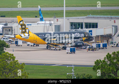 Orlando, Florida. Juli 09, 2019. Spirit Airlines Flugzeuge auf der Piste vorbereiten für den Abflug vom Internationalen Flughafen Orlando MCO Stockfoto