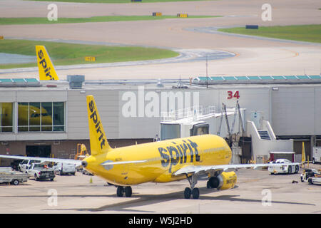 Orlando, Florida. Juli 09, 2019. Spirit Airlines Flugzeuge auf der Piste vorbereiten für den Abflug vom Internationalen Flughafen Orlando MCO Stockfoto
