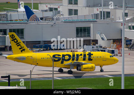 Orlando, Florida. Juli 09, 2019. Spirit Airlines Flugzeuge auf der Piste vorbereiten für den Abflug vom Internationalen Flughafen Orlando MCO Stockfoto
