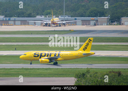 Orlando, Florida. Juli 09, 2019. Spirit Airlines Flugzeuge auf der Piste vorbereiten für den Abflug vom Internationalen Flughafen Orlando MCO Stockfoto