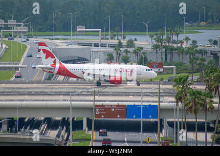 Orlando, Florida. Juli 09, 2019. Air Canada Flugzeuge auf der Piste vorbereiten für den Abflug vom Internationalen Flughafen Orlando Stockfoto