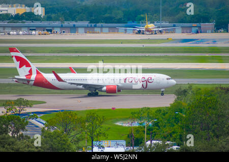 Orlando, Florida. Juli 09, 2019. Air Canada Flugzeuge auf der Piste vorbereiten für den Abflug vom Internationalen Flughafen Orlando Stockfoto