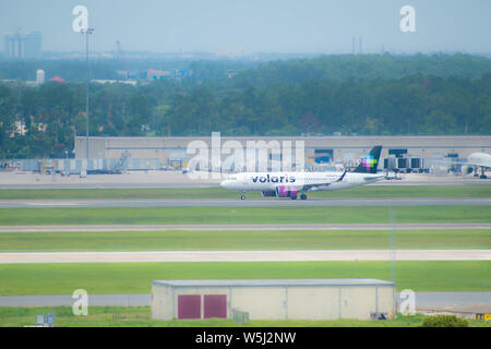 Orlando, Florida. Juli 09, 2019 Volaris Fluglinien Flugzeug auf der Piste vorbereiten für die Abfahrt vom Orlando Internationalen Flughafen. Stockfoto