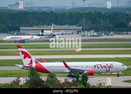 Orlando, Florida. Juli 09, 2019. Air Canada Flugzeuge auf der Piste vorbereiten für den Abflug vom Internationalen Flughafen Orlando Stockfoto