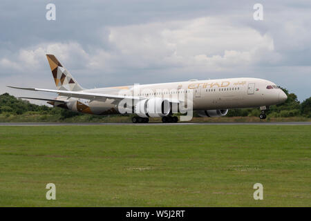 Ein Etihad Airways Boeing 787-9 Dreamliner landet an der Manchester International Airport (nur redaktionelle Nutzung) Stockfoto