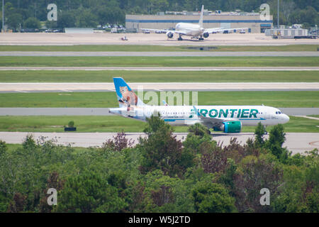 Orlando, Florida. Juli 09, 2019 Frontier Airlines Flugzeuge auf der Piste vorbereiten für den Abflug vom Internationalen Flughafen Orlando MCO Stockfoto