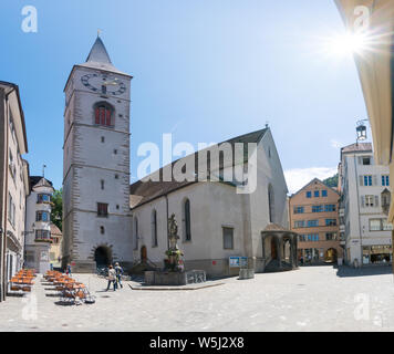 Chur, GR/Schweiz - vom 29. Juli 2019: Die St. Martin Kirche und Marktplatz in der historischen Altstadt von Chur in der Schweiz Stockfoto