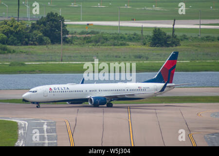 Orlando, Florida. Juli 09, 2019. Delta Airlines Flugzeuge auf der Piste vorbereiten für den Abflug vom Internationalen Flughafen Orlando MCO Stockfoto