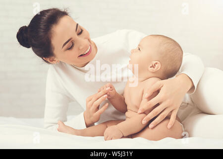 Mutter spielt mit ihrem Baby im Schlafzimmer. Stockfoto